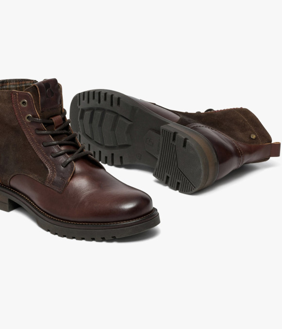 Boots Gibson Cafe